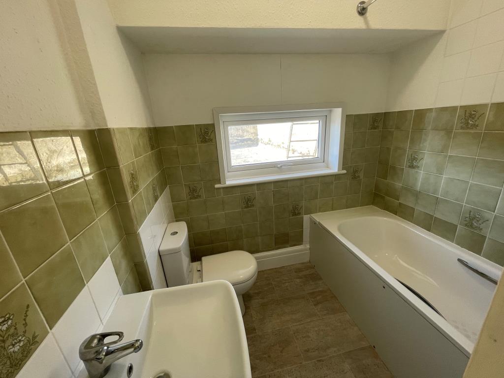 Lot: 8 - SEAFRONT FLAT ON EXCLUSIVE DEVELOPMENT - Bathroom with three piece suite